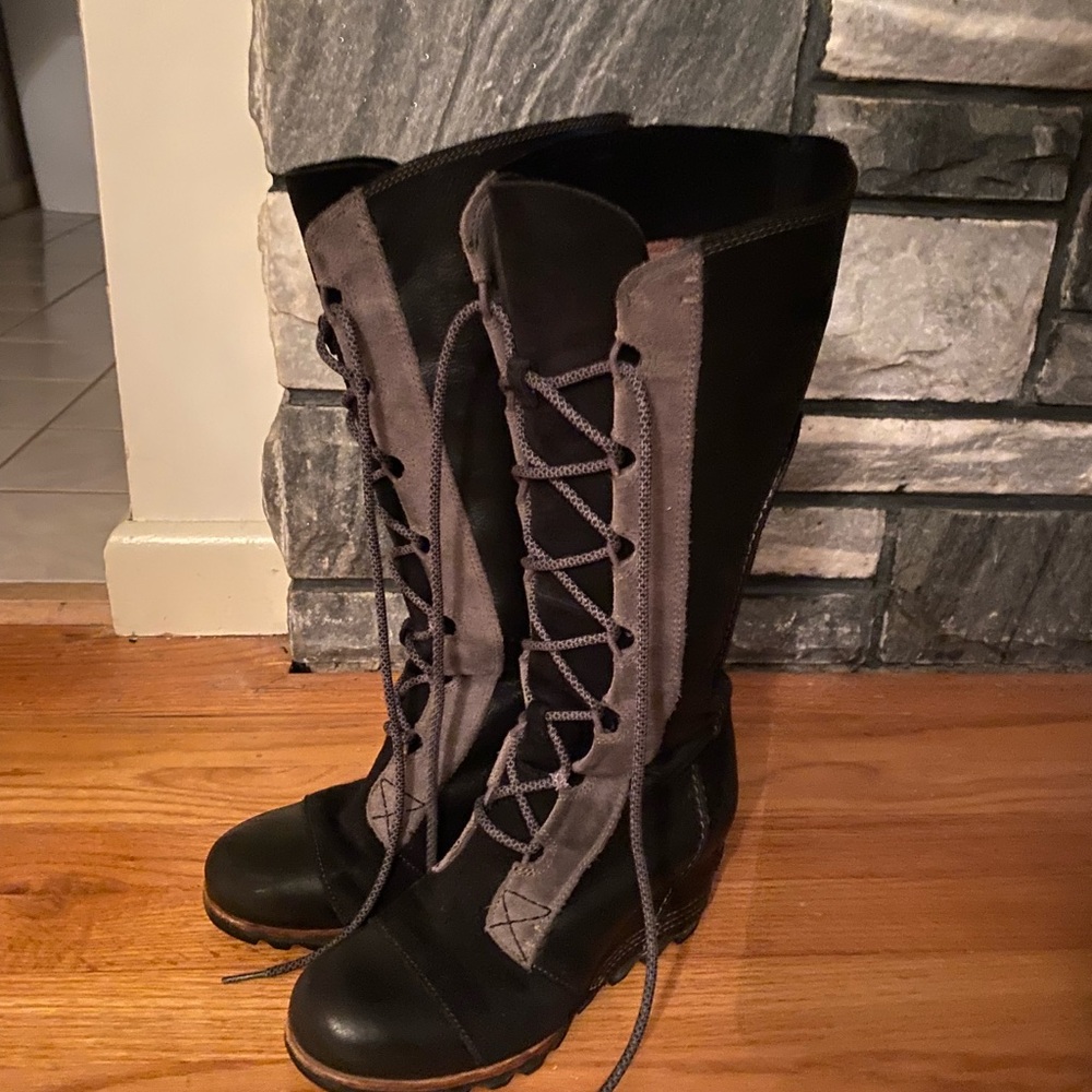 SOREL knee high lace up boot Grey/black